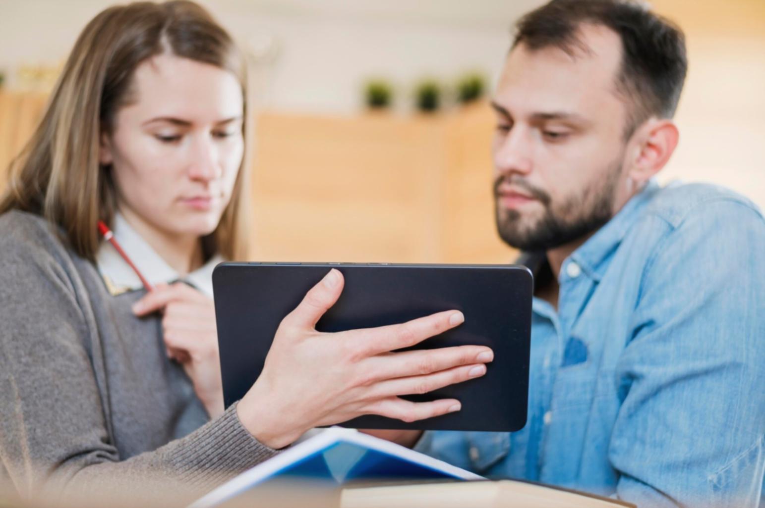 Beratungsgespräch über Finanzmodelle